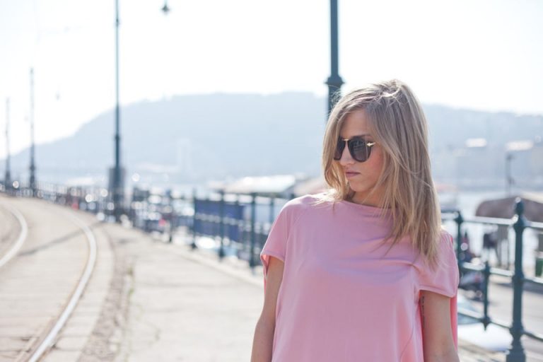 Jarní trendy pro rok 2022: Crop top, overshirt, palazzo kalhoty