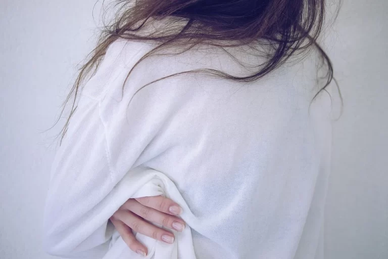 Bílá se nosí i na podzim. Může rozzářit potemnělé outfity