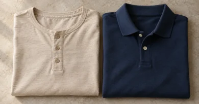Béžové henley s kulatým výstřihem a krátkou knoflíkovou légou vedle tmavě modrého polo trička
