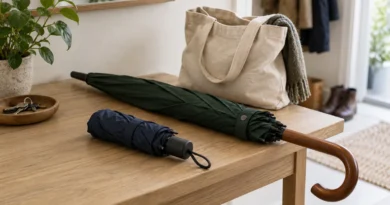 Malý složený modrý deštník a delší zelený deštník vedle plátěné tašky