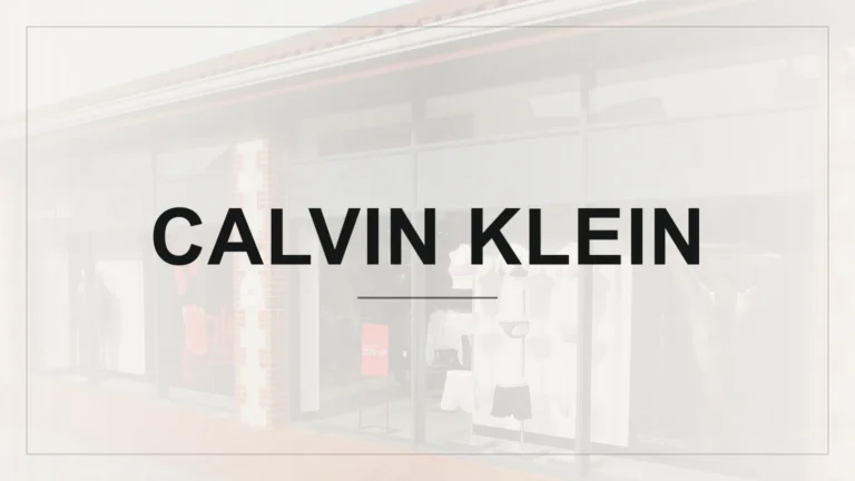 Název Calvin Klein na světlém grafickém pozadí s fotografií prodejny