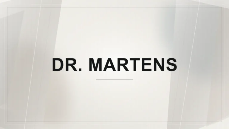 Nápis Dr. Martens na světlém abstraktním geometrickém pozadí