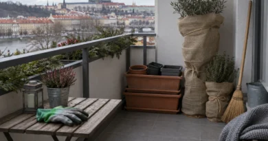 Malý zimní balkon s bezpečně uloženými truhlíky