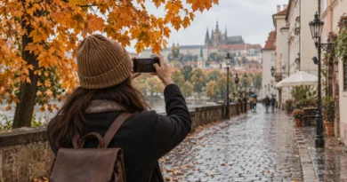 Podzimní městská fotoprocházka s telefonem a barevnými listy