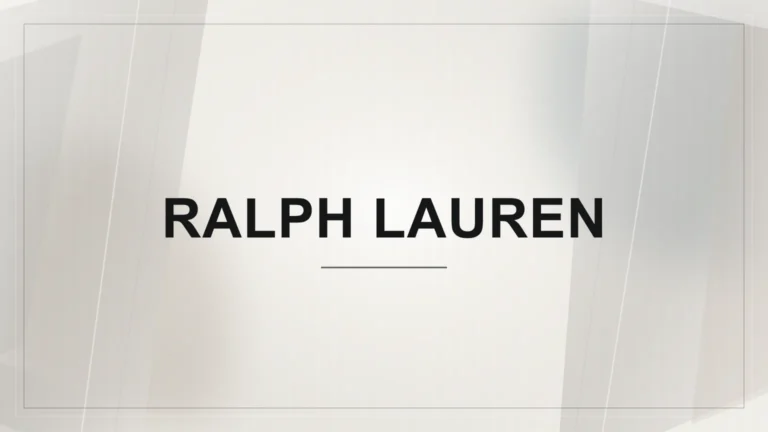 Nápis Ralph Lauren na světlém abstraktním geometrickém pozadí